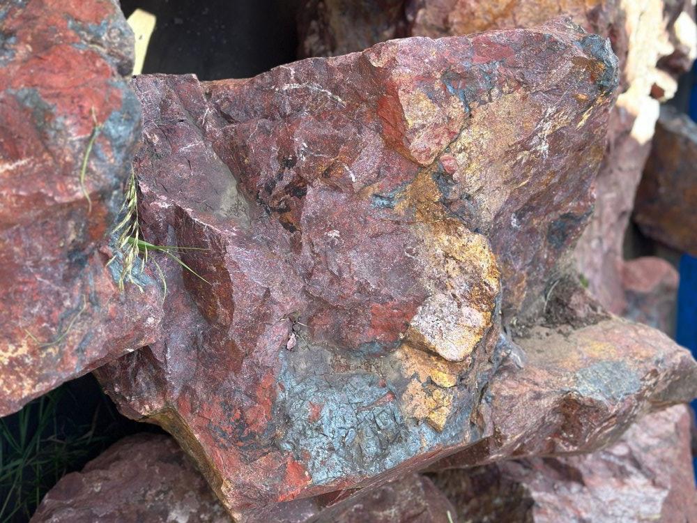 Камни для ландшафтного дизайна красно-фиолетовые 10-60 килограмм купить в Хабаровском крае