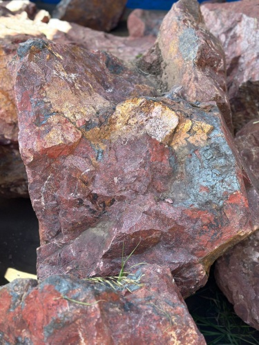 Камни для ландшафтного дизайна красно-фиолетовые 10-60 килограмм купить в Хабаровском крае