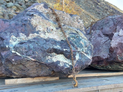 Огромные красно-фиолетовые валуны для ландшафтного дизайна весом более 5 тонн купить в Хабаровском крае