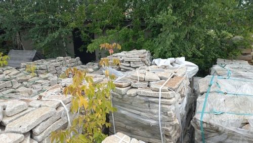 Плитняк галтованный гранитный для ландшафтного дизайна купить в Хабаровском крае