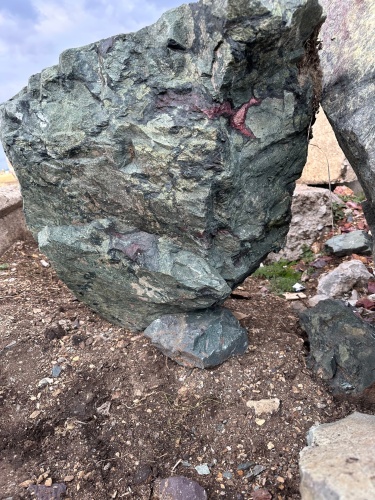 Гигантские зелёные валуны для ландшафтного дизайна весом более 5 тонн купить в Хабаровском крае