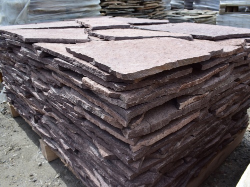 Плитняк лемезит бордовый для облицовки цоколя 20-25 мм  купить в Хабаровском крае