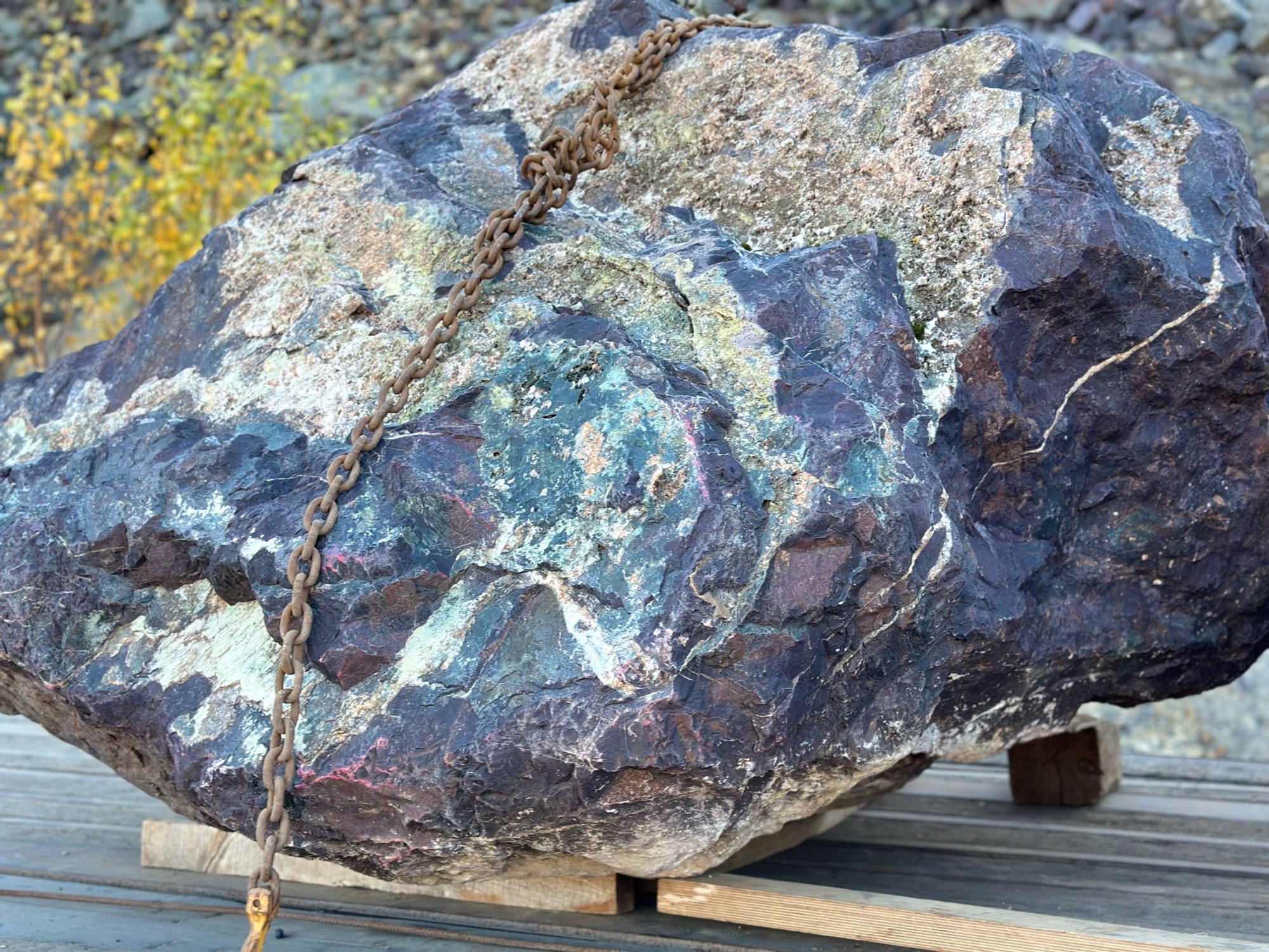 Огромные красно-фиолетовые валуны для ландшафтного дизайна весом более 5 тонн купить в Хабаровском крае