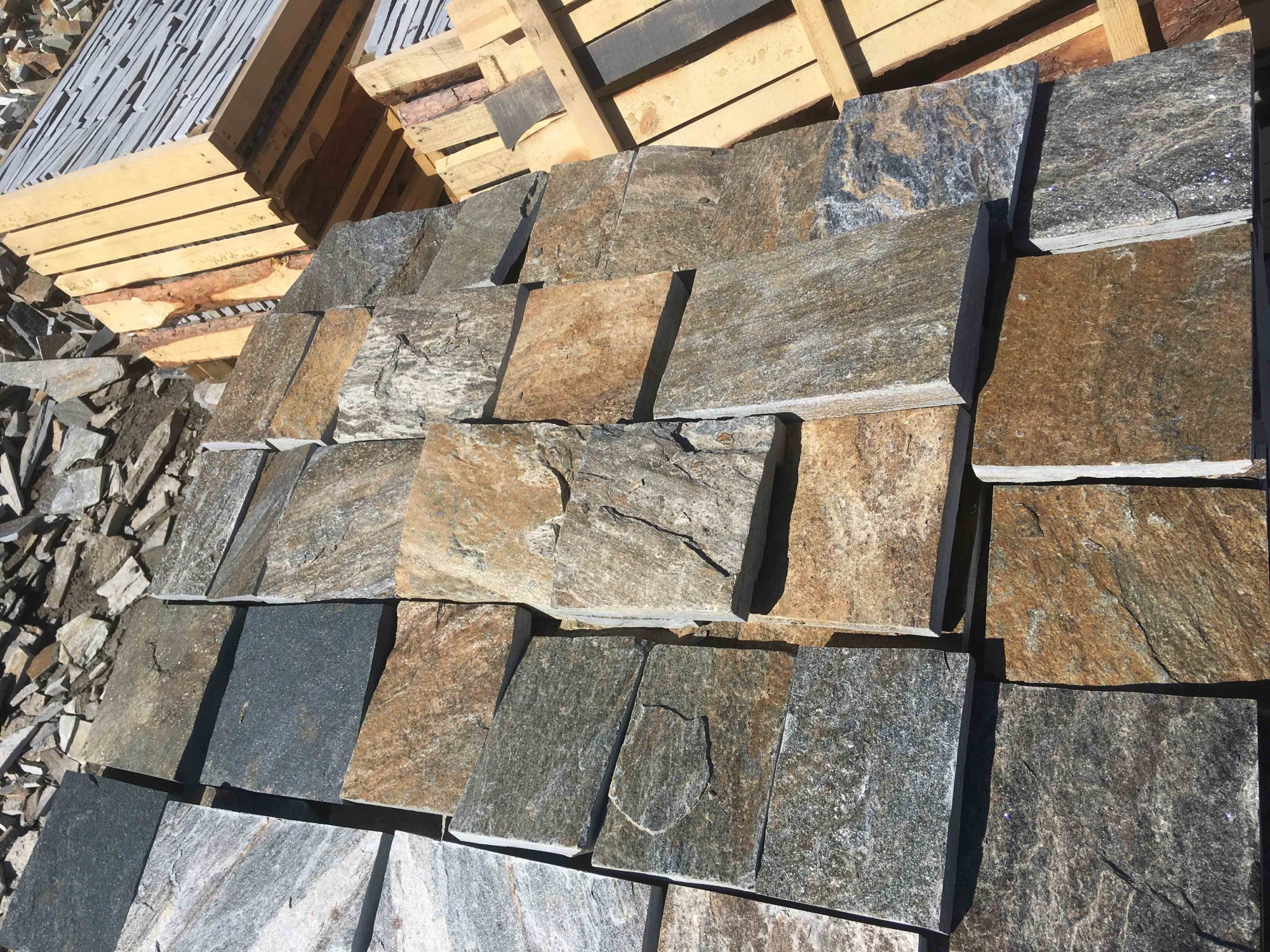 Плитка пилёная златолит Уральский для цоколя, отмостки купить в Хабаровском крае