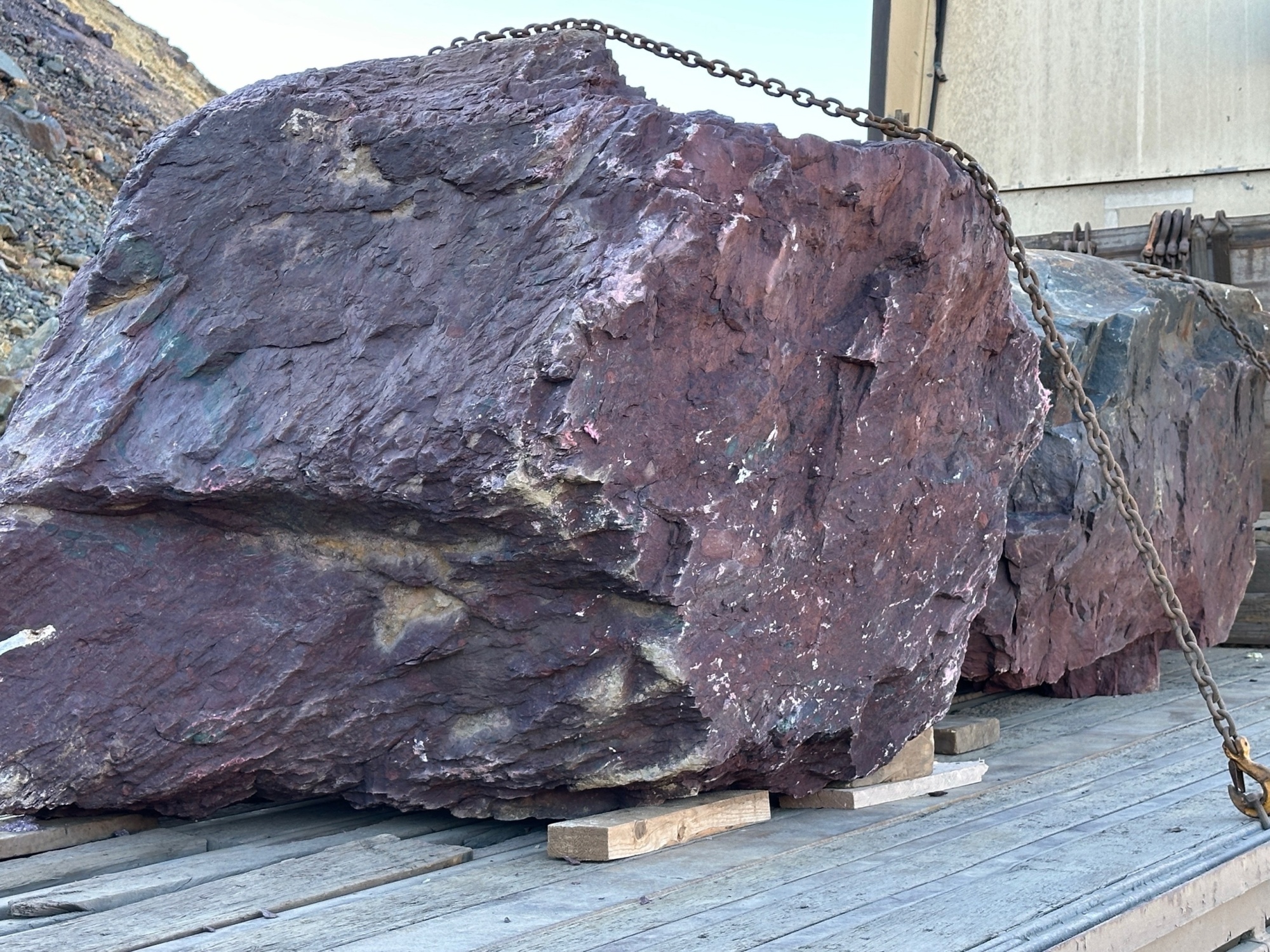 Огромные красно-фиолетовые валуны для ландшафтного дизайна весом более 5 тонн купить в Хабаровском крае