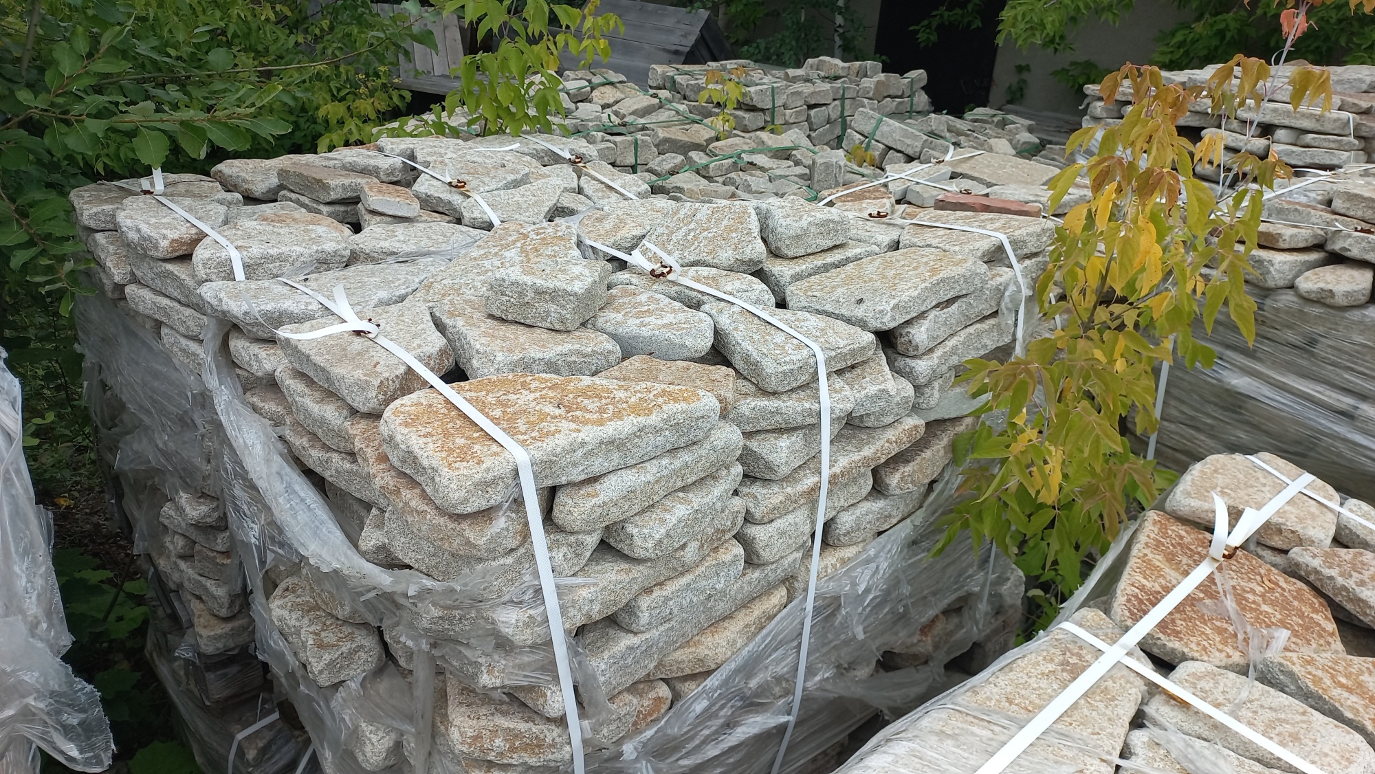 Плитняк галтованный гранитный для ландшафтного дизайна купить в Хабаровском крае