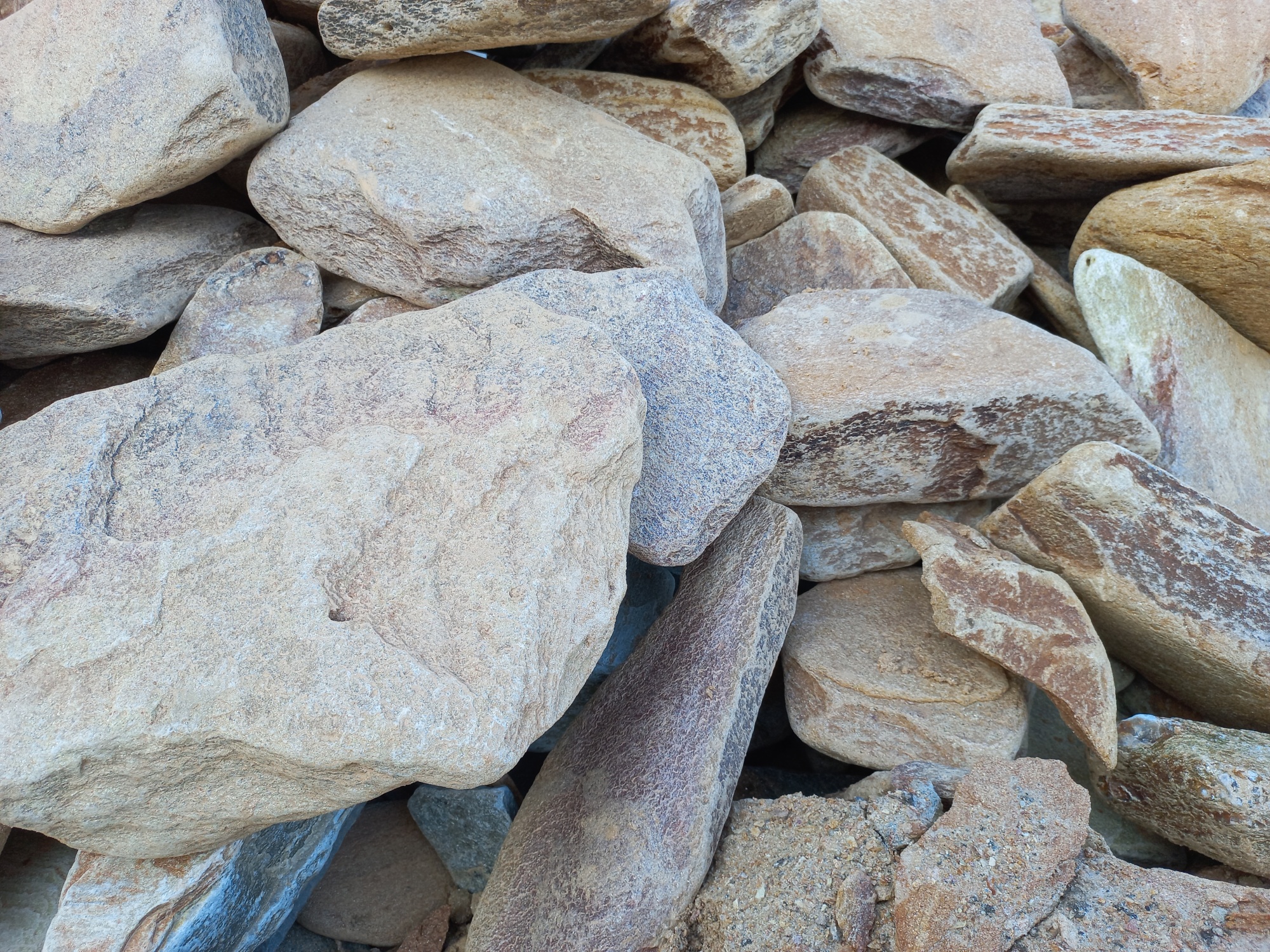 Златолит жёлтый, жёлто-зелёный глыбки и валуны для ланшафтного дизайна купить в Хабаровском крае