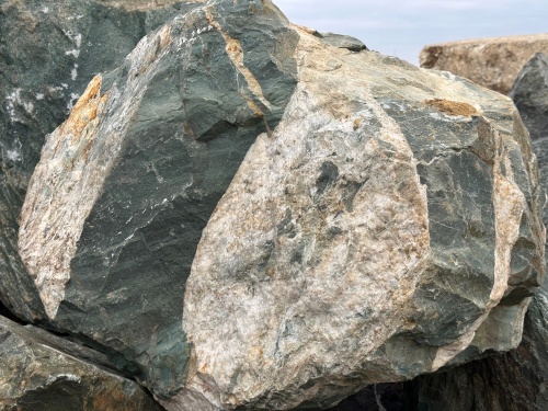 Гигантские зелёные валуны для ландшафтного дизайна весом более 5 тонн купить в Хабаровском крае