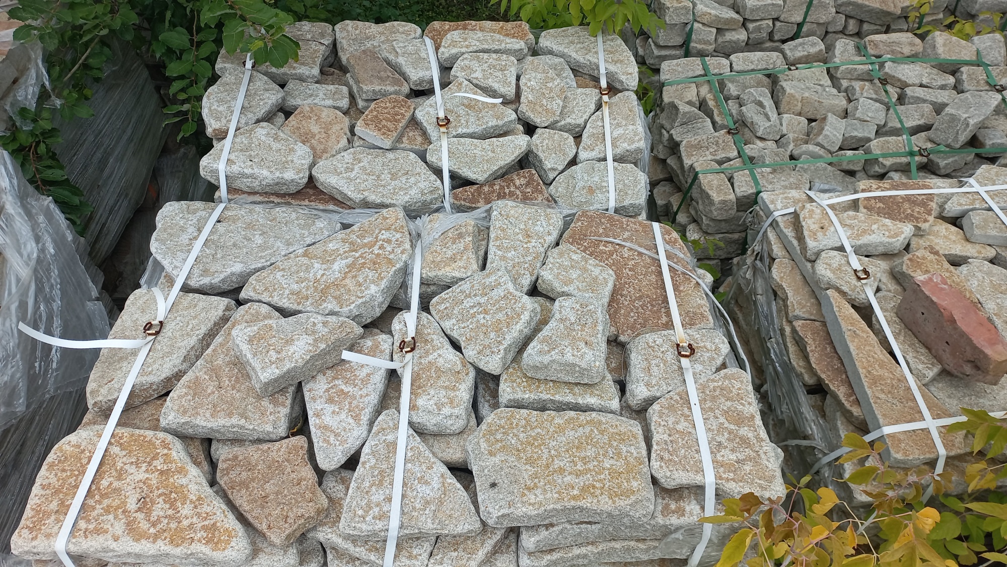 Гранитный плитняк галтованный для мощения купить в Хабаровском крае