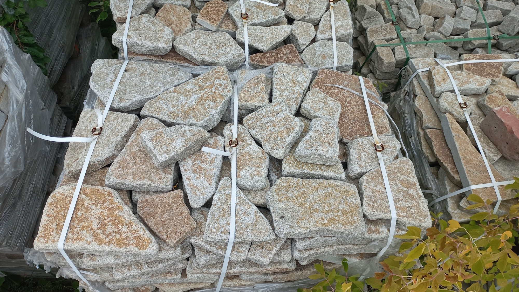 Плитняк галтованный гранитный для ландшафтного дизайна купить в Хабаровском крае