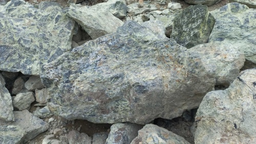 Купить змеевик ландшафтные валуны